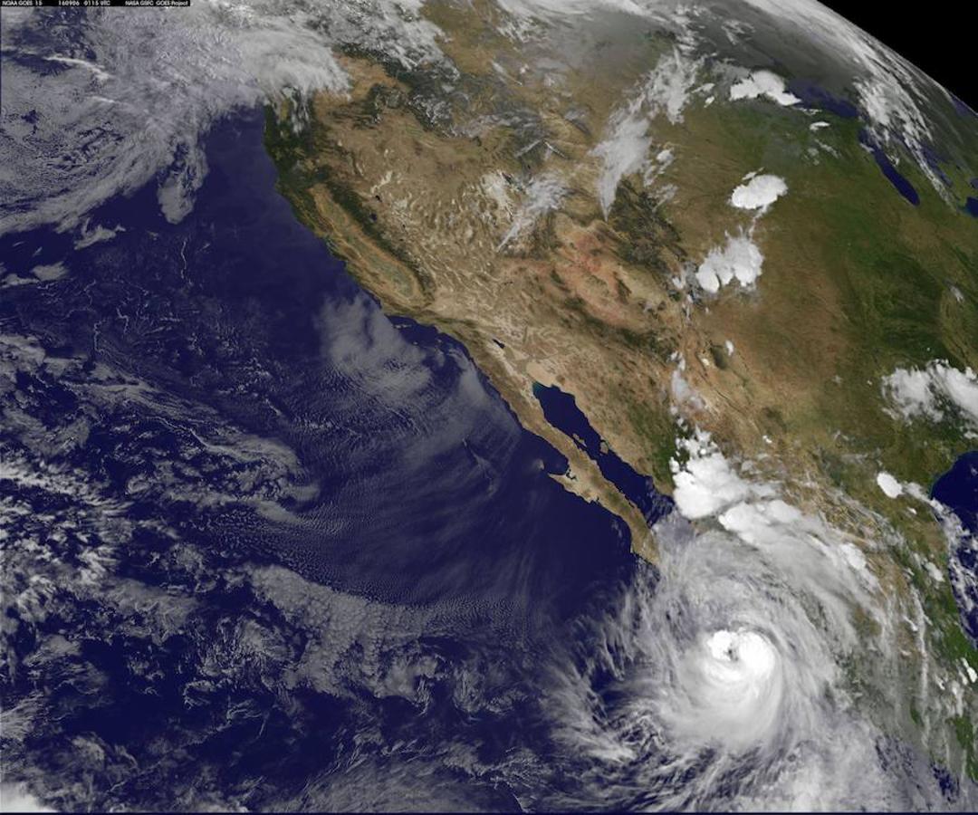 El huracán «Newton» está azotando este martes con intensos vientos y lluvias torrenciales la península mexicana de Baja California, donde tocó tierra durante la madrugada y donde se encuentra la exclusiva zona turística de Los Cabos. AFP