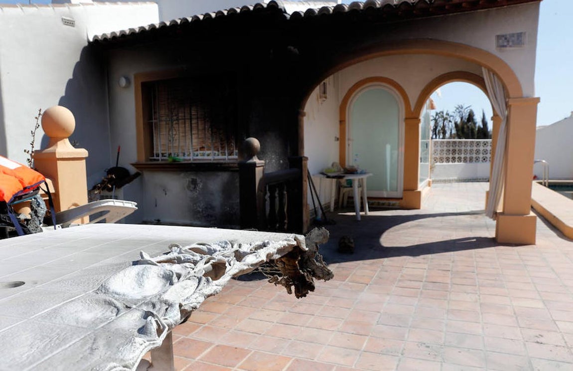 El incendio en Jávea no ha arrasado el interior de las casas, aunque sí ha causado daños exteriores. 