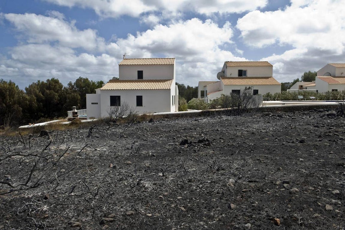 En la imagen estado del terreno tras el incendio en el municipio de Es Mercadal en la costa norte de Menorca. 