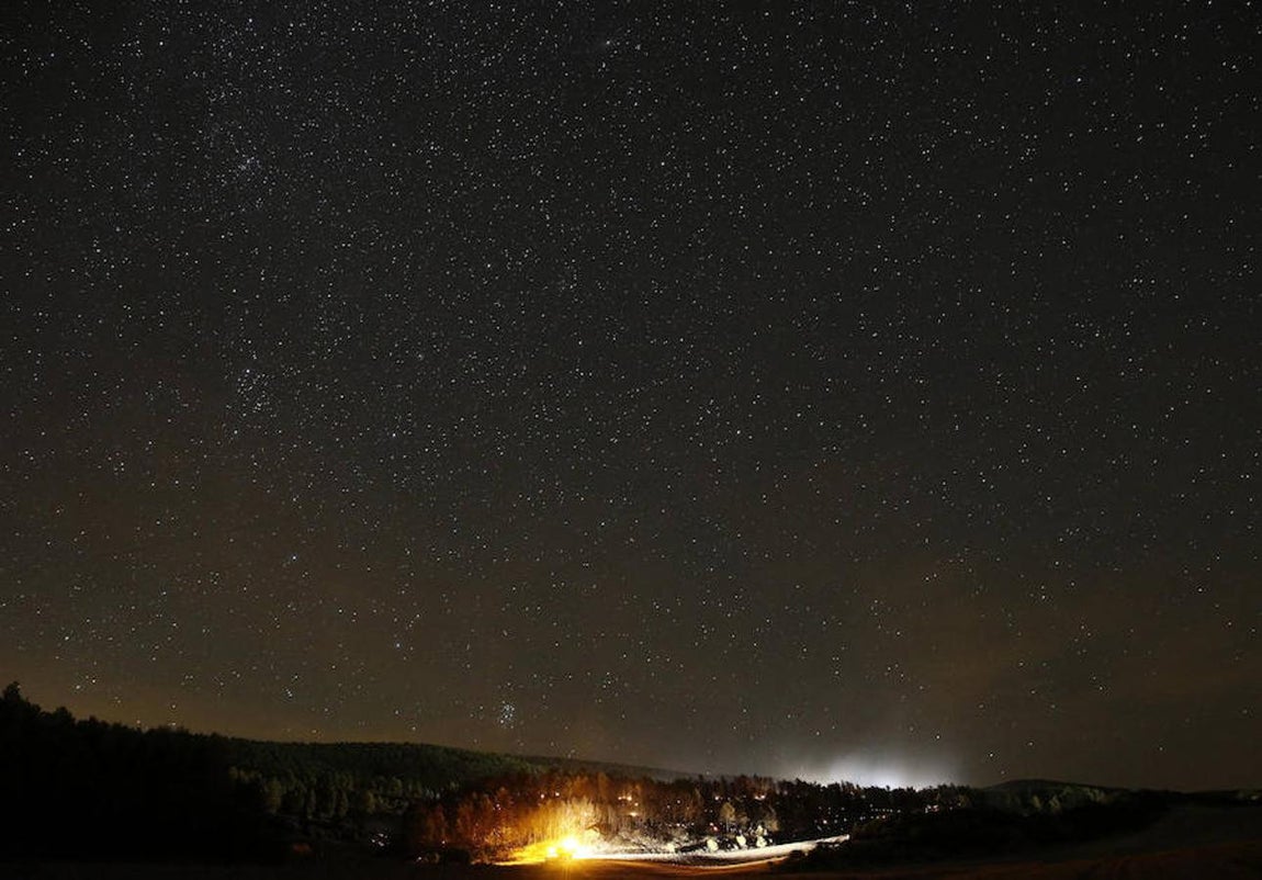 Imagen del incendio forestal declarado a última hora de ayer en un paraje arbolado en el término de Javier, en Comarca de Sangüesa (Navarra). que ya han dado por controlado. Durante la madrugada han continuado las labores de refresco y de remate del perímetro. 