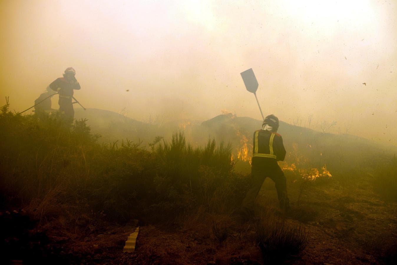 Operarios realizando las labores de extinción del incendio