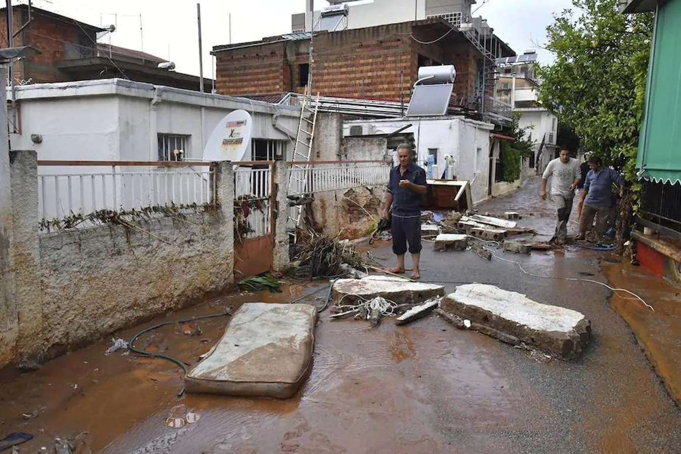 Vecinos observan los destrozos causados por las inundaciones en Kalamata.