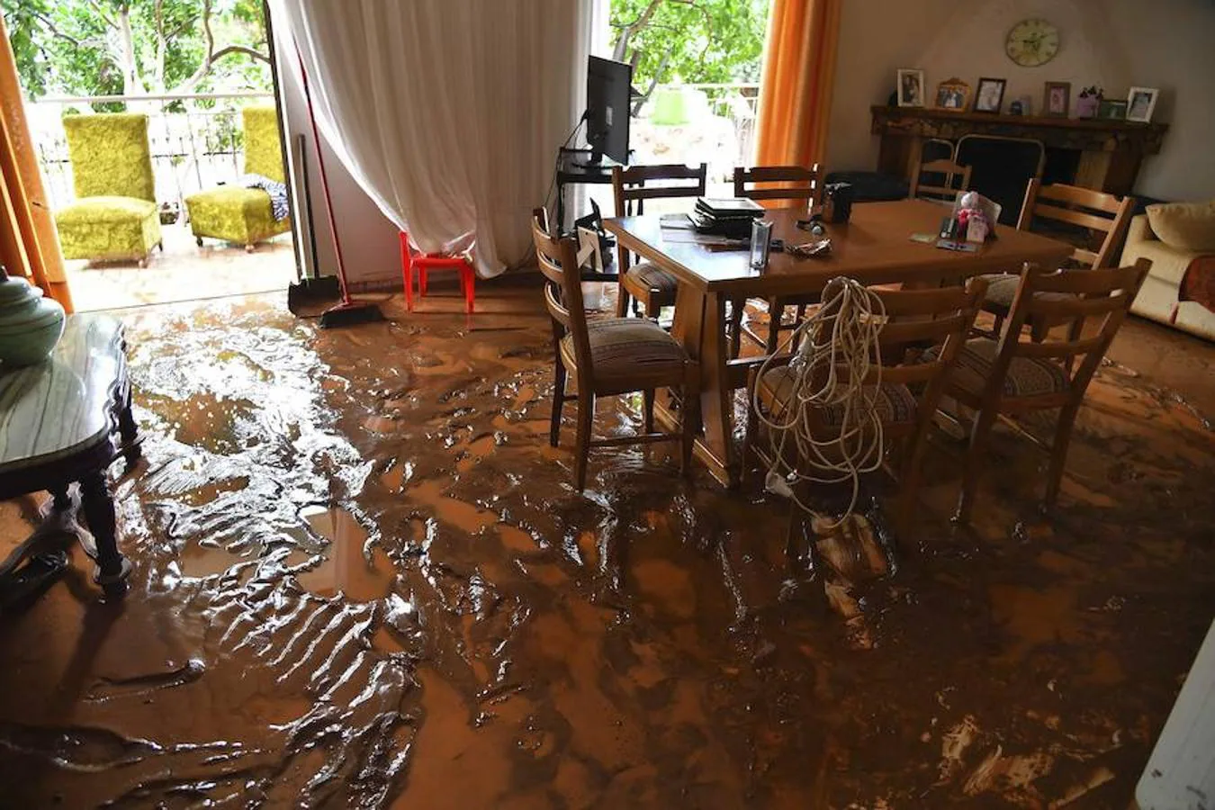 Destrozos en el salón de una vivienda por las inundaciones en Kalamata (Grecia).