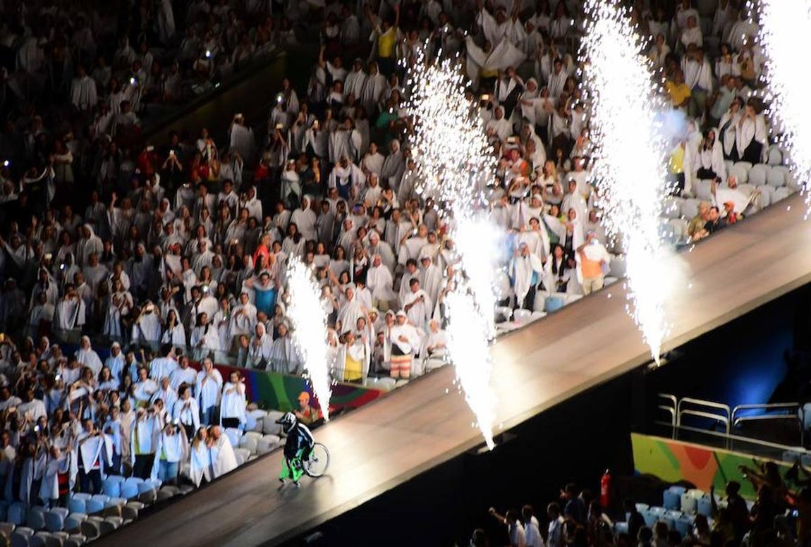 Comienzo de altura. El deportista Aaron Wheelz dio inicio a la ceremonia dando un salto de varios metros desde su silla de ruedas