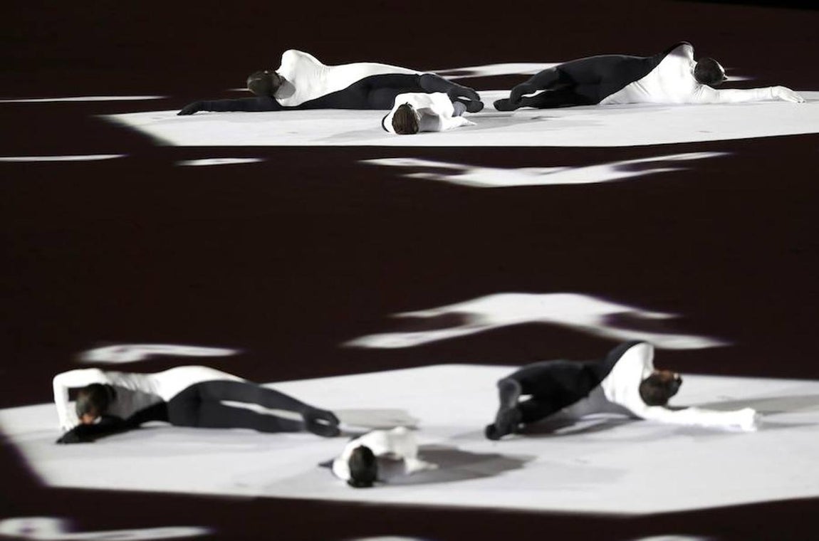 Un espectáculo más cuidado. En esta ocasión el acto de apertura ha sido más cuidado que el anterior. Optando por actuaciones pequeñas pero con grandes efectos de luz frente a los grandes despliegues de bailarines de los Juegos Olímpicos