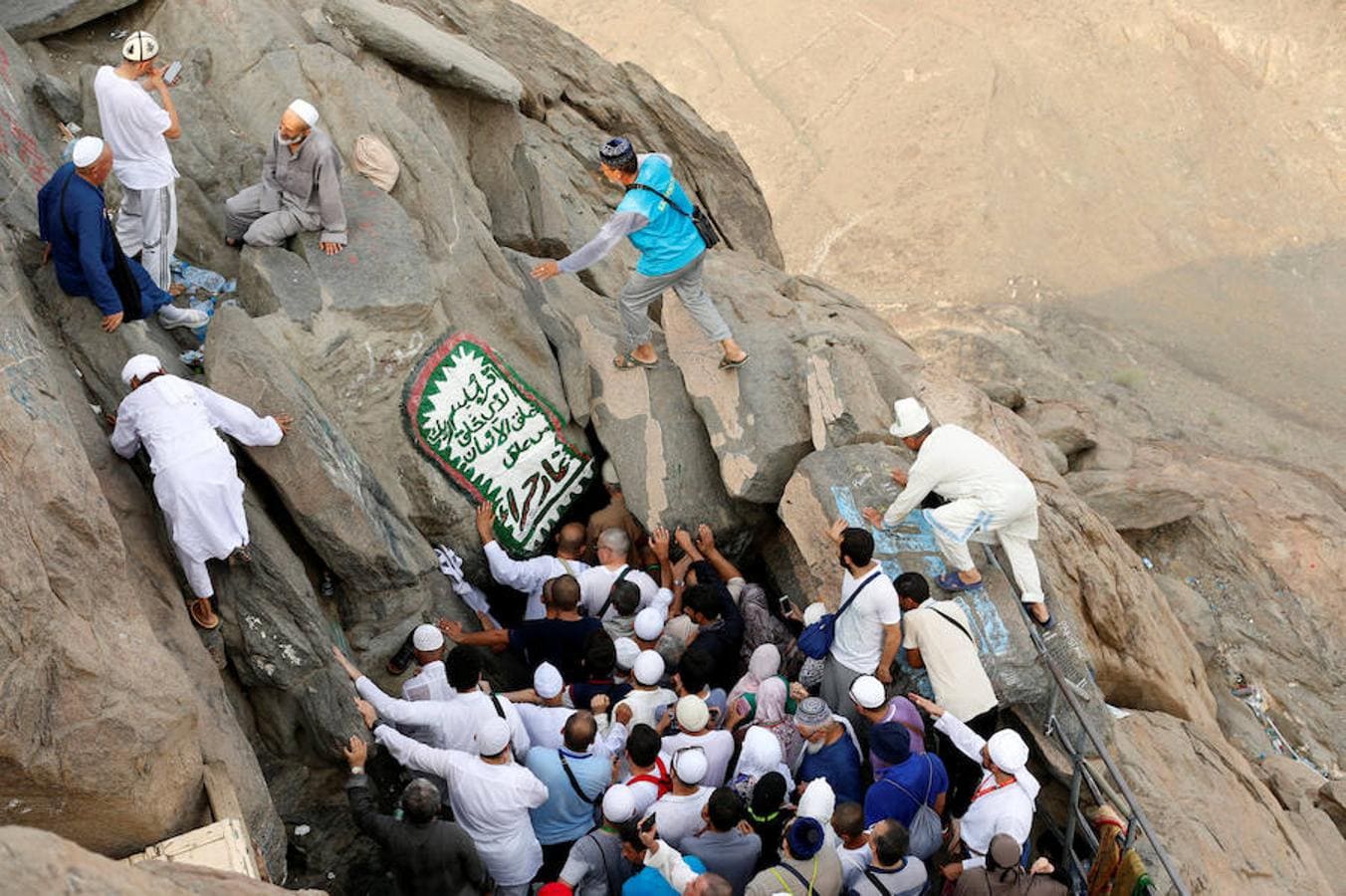 Musulmanes visitan la cueva Hira en el Monte Al-Noor. Este año se celebra del la peregrinación a La Meca es del 9 al 14 de septiembre
