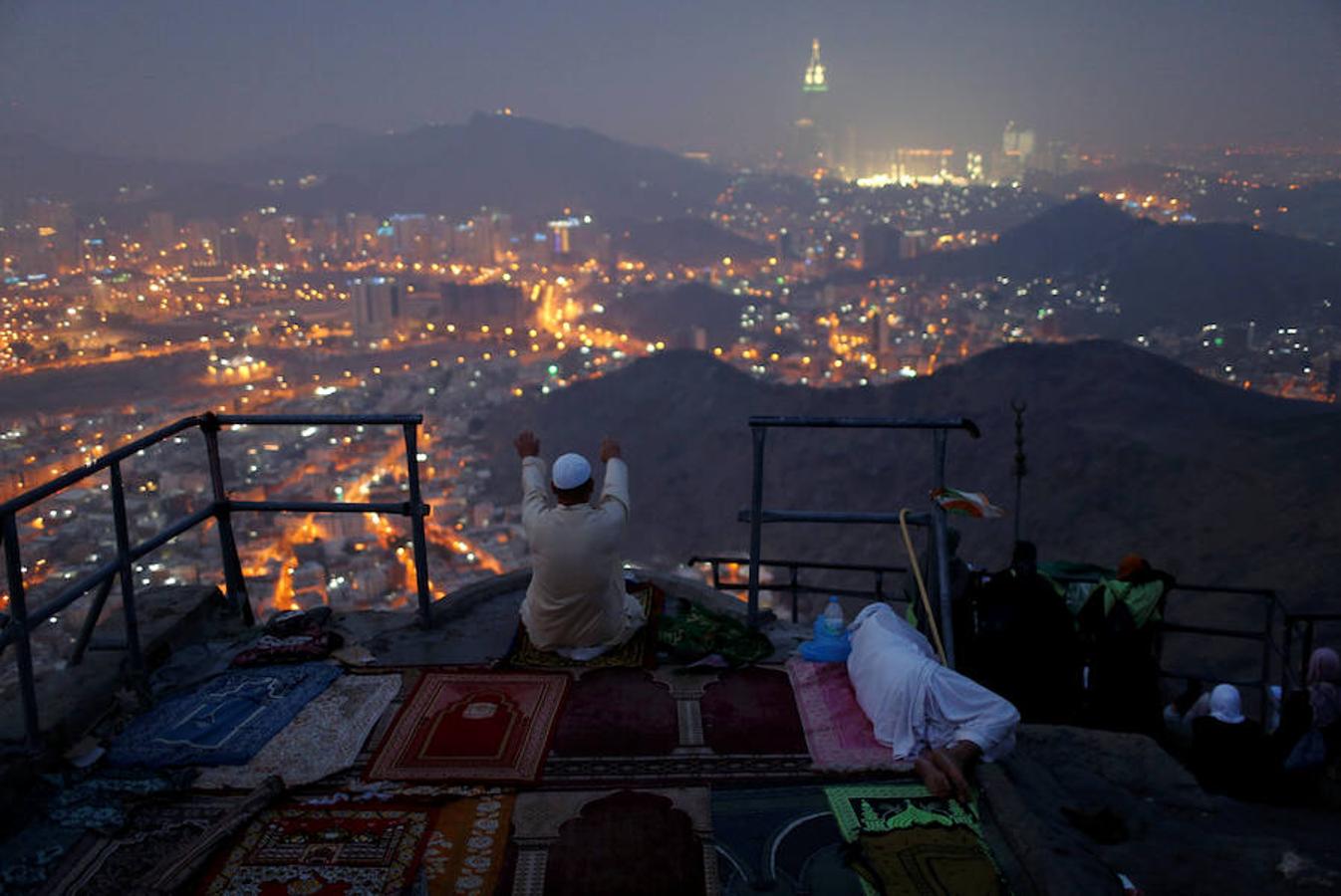 Un peregrino reza en el monte Al-Noor al comienzo del amanecer