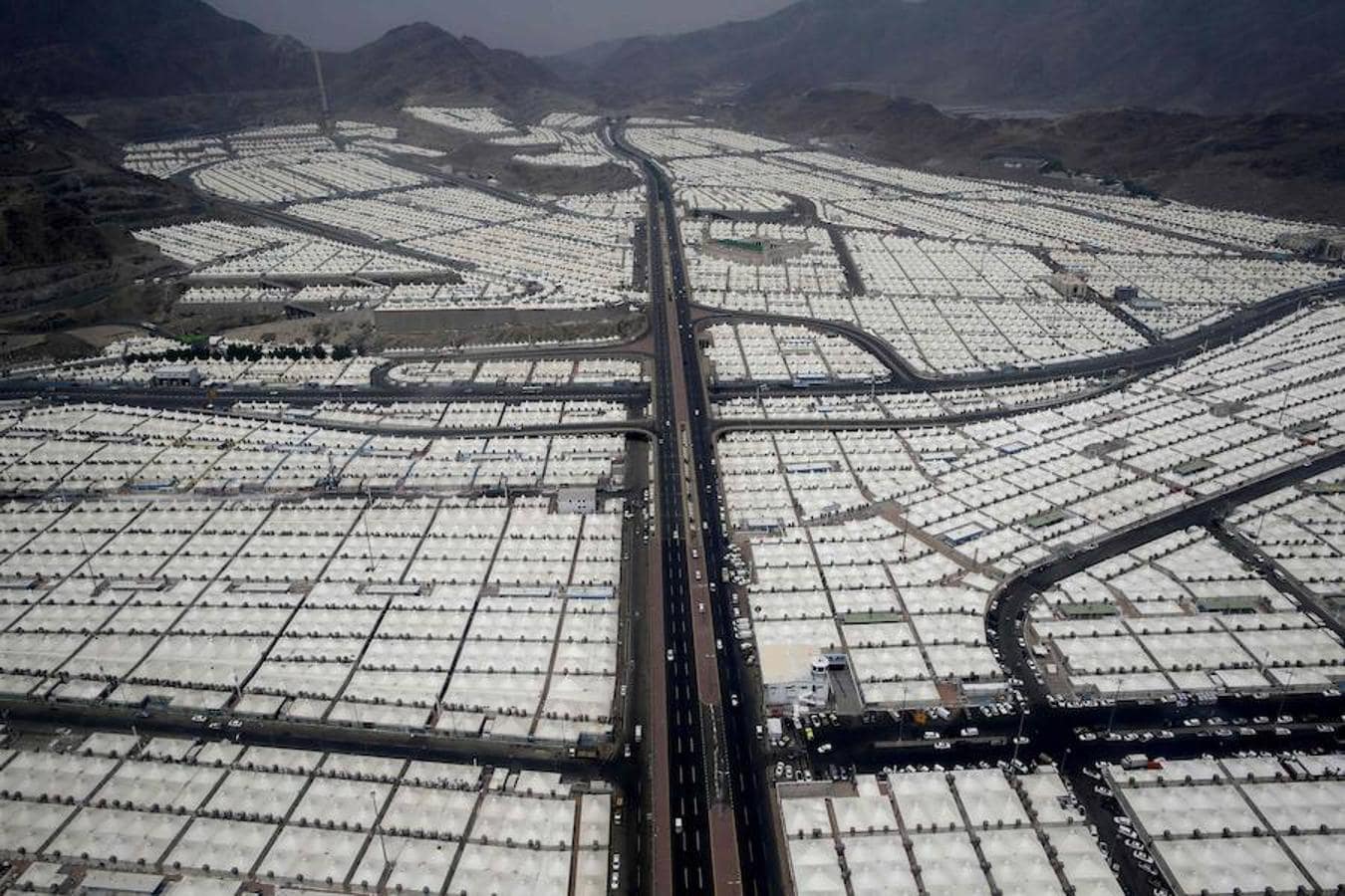 Una foto aérea muestra miles de tiendas provisionales que albergaban a los peregrinos musulmanes cerca de la ciudad santa de La Meca