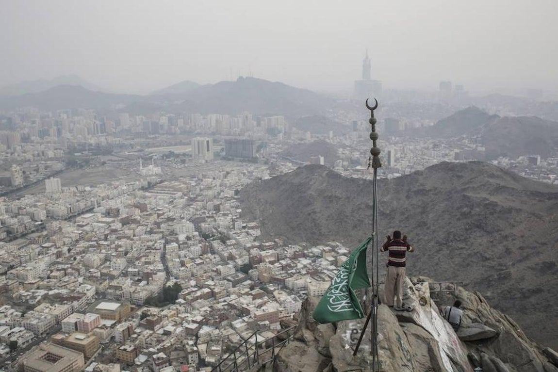 Un peregrino ora en el Monte Al-Noor este jueves, en la ciudad sagrada de La Meca (Arabia Saudí). Los musulmanes creen en que el profeta Mahoma recibió las primeras palabras del Corán en esre lugar. 