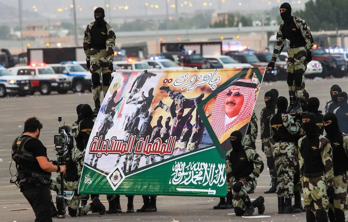 Soldados de las fuerzas armadas de Arabia Saudí muestran una pancarta con el retrato del príncipe heredero Mohammad bin Naif, antes de la peregrinación 