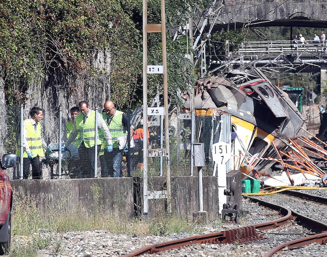 Por parte del 061 participan 2 helicópteros, 3 UVI móvil de Vigo, Mos y Pontevedra, 7 ambulancias de soporte vital básicas, 3 ambulancias de soporte vital básico, 1 ambulancia de transporte sanitario colectivo y el vehículo de apoyo logístico. 