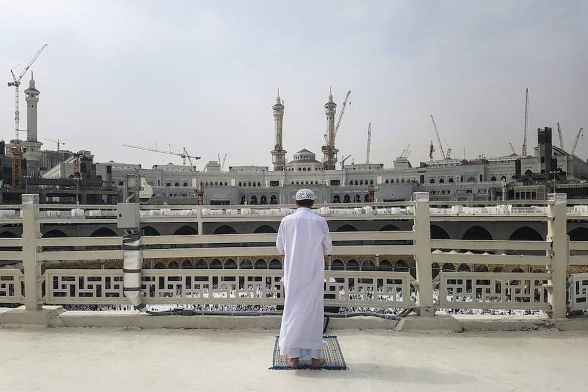 Un hombre reza en la mezquita Masjid al-Haram en la ciudad de La Meca, Arabia Saudí. 
