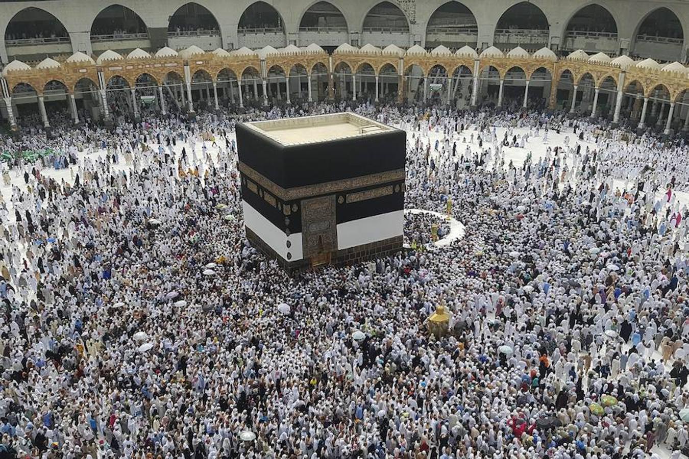 Los peregrinos rezan alrededor de la «Kaaba». 