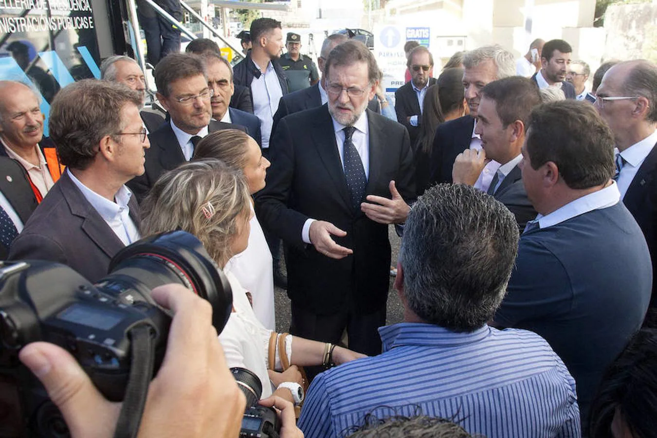 El presidente del Gobierno en funciones, Mariano Rajoy, acompañado por el ministro de Justicia en funciones, que ha asumido la cartera de Fomento, Rafael Catalá