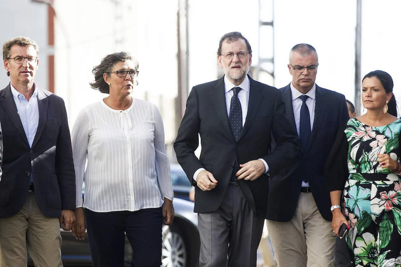 El presidente del Gobierno en funciones, Mariano Rajoy, acompañado por las alcaldesas de Mos, Nidia Arévalo; O Porriño, Eva García, y el presidente de la Xunta, Alberto Núñez Feijoó 