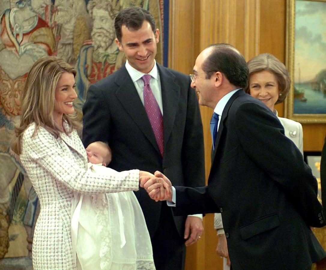 La Casa de Su Majestad el Rey de España anunció el 1 de noviembre de 2003 el compromiso matrimonial de la periodista con el príncipe Felipe de Borbón
