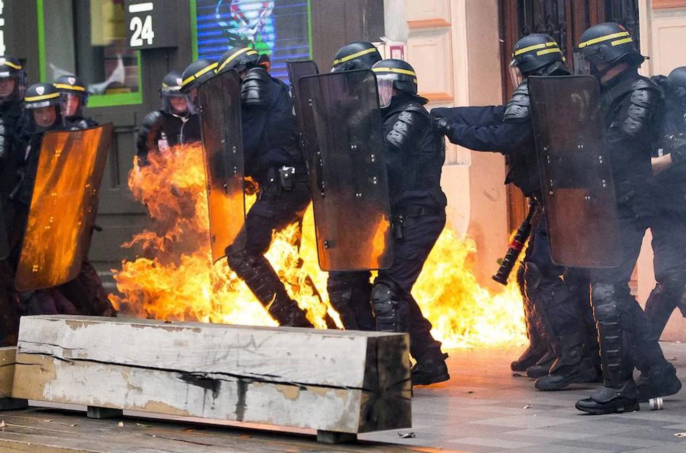 Un cóctel mólotov explota al lado de varios policías durante la manifestación en la capital francesa