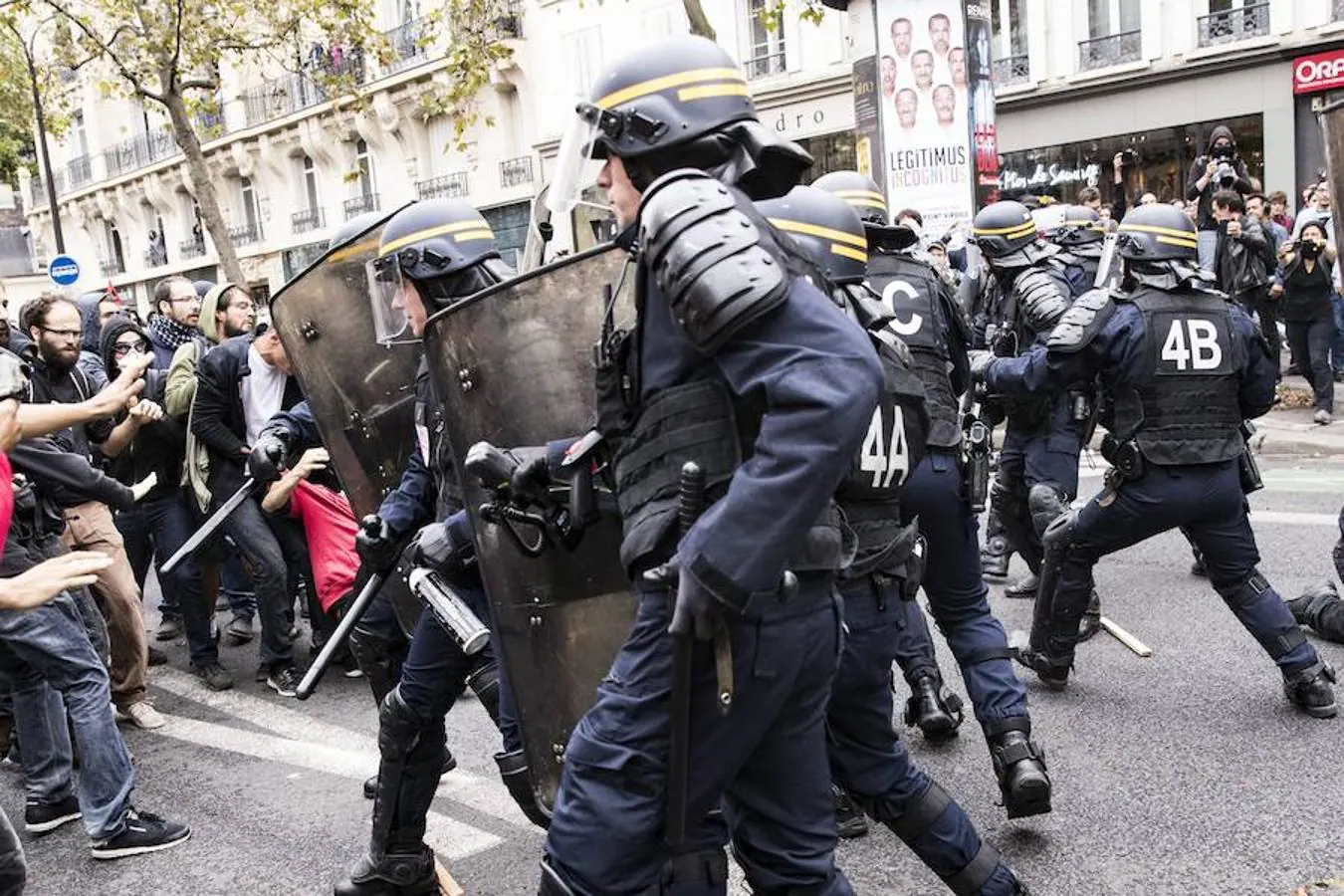 Encuentro entre manifestantes y fuerzas de seguridad en una calle de París