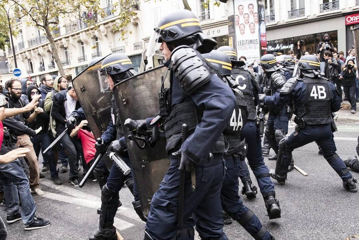 Encuentro entre manifestantes y fuerzas de seguridad en una calle de París. 