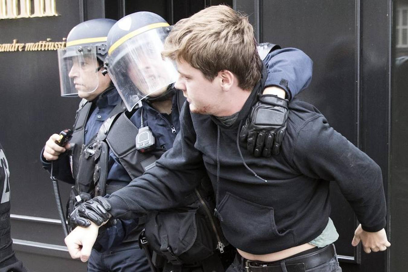 Dos policías franceses detienen a un manifestante en París