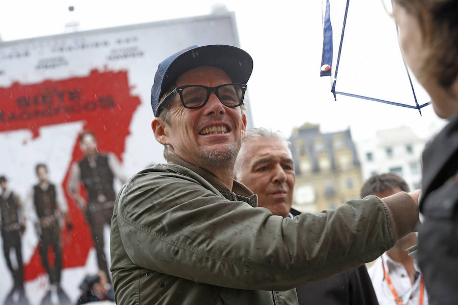 El primero en llegar, el premio Donosti, Ethan Hawke. 