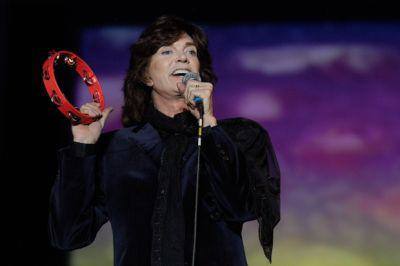 El cantante en una de sus actuaciones musicales en televisión. 