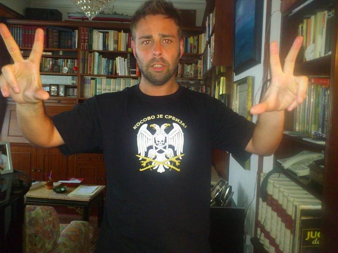 Antonio Landeira, con una camiseta ultranacionalista serbia. 