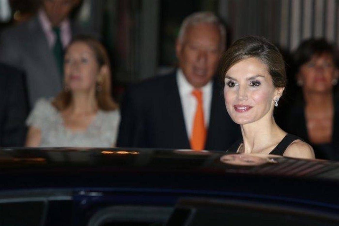 La Reina celebraba su 44 cumpleaños mostrando su apoyo a la cultura en este teatro tan frecuentado tiempo atrás por los antepasados del Rey. 