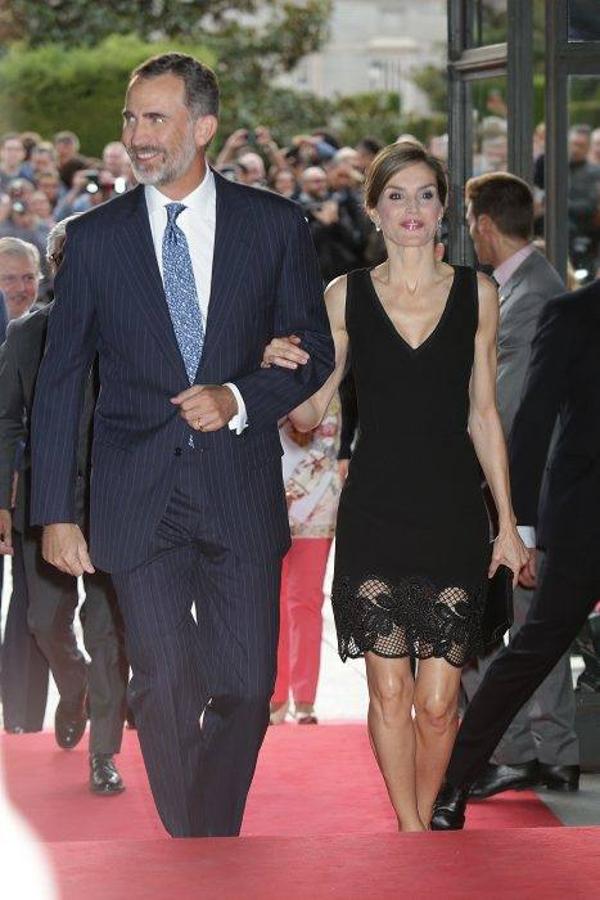 Cuando Don Felipe y Doña Letizia aparecieron en el palco real, el público les recibió en pie con un sonoro aplauso, que quedó interrumpido cuando empezaron a escucharse los primeros acordes del himno nacional. Tras una nueva ovación empezó la interpretación de «Otello». 