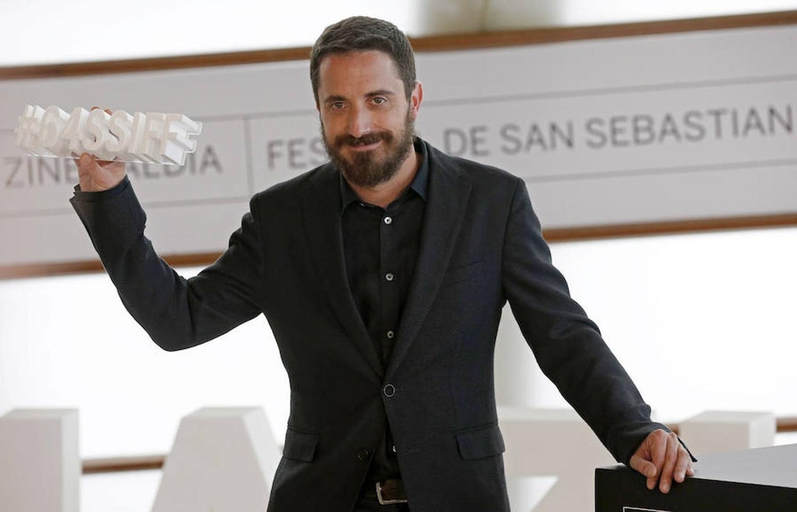 Pablo Larraín, director de «Neruda», muestra el símbolo del festival. 