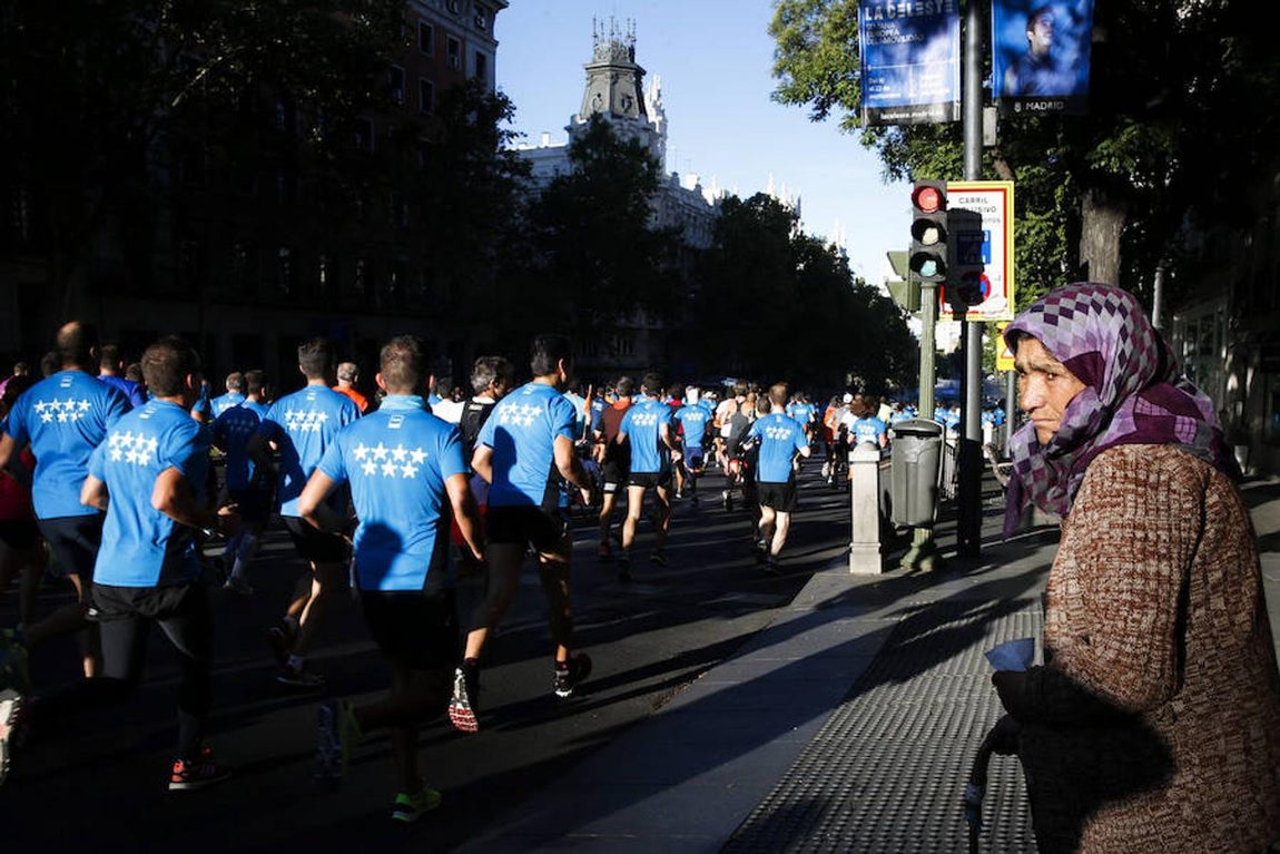 Madrid ha sido azul esta mañana gracias a miles de atletas populares. 