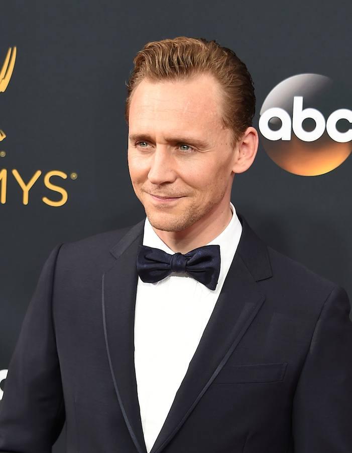 Tom Hiddleston, ex de Taylor Swift, a su llegada a los Emmys. 