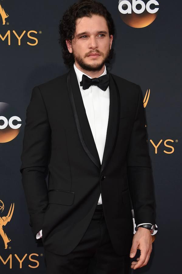 Kit Haringto a su llegada a los Emmys. 