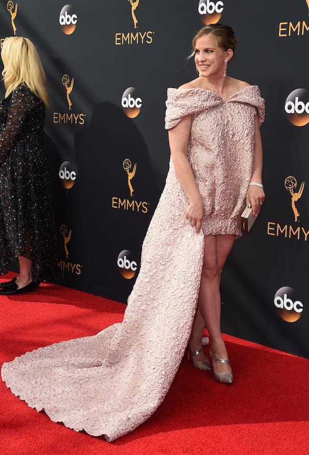 Anna Chlumsky en la alfombra roja de los Emmys