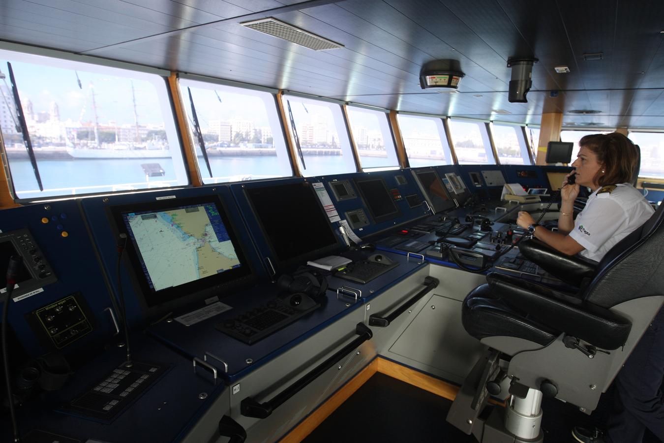 Imágenes del buque ‘Sarmiento de Gamboa’, en el muelle de Cádiz