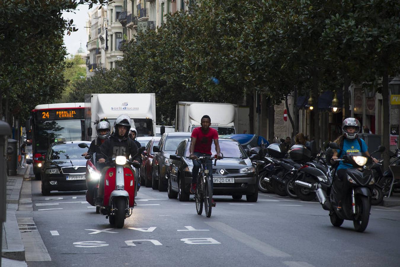 Las carreteras madrileñas han amanecido con tráfico más denso que de costumbre, y se está manteniendo durante la mañana. Algo que pasaría por alto si no se celebrara hoy el Día sin Coches