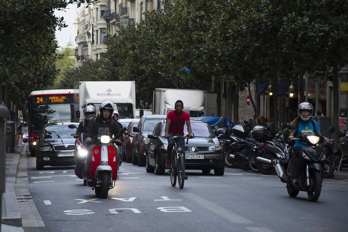Las carreteras madrileñas han amanecido con tráfico más denso que de costumbre, y se está manteniendo durante la mañana. Algo que pasaría por alto si no se celebrara hoy el Día sin Coches. 