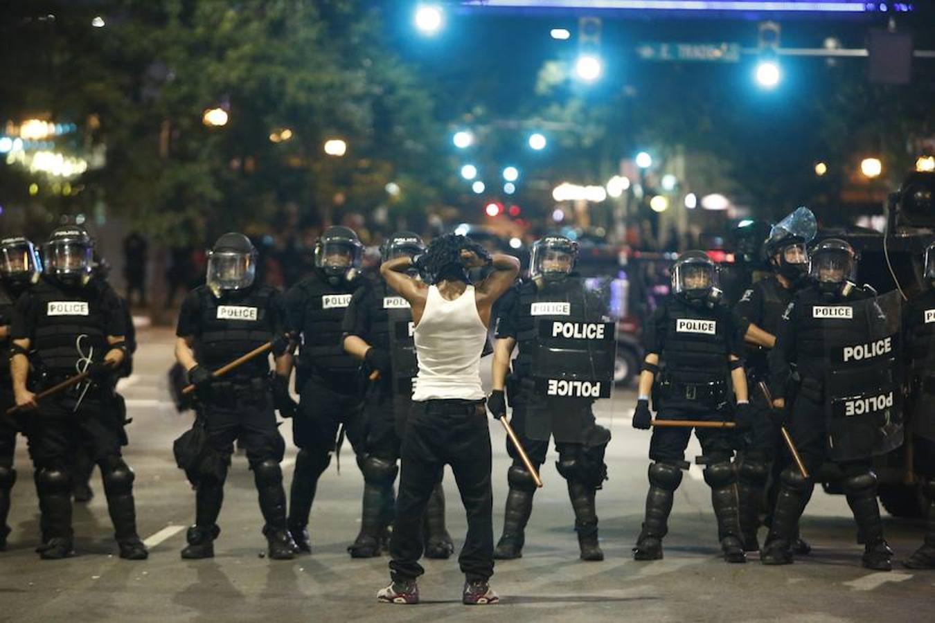 Un hombre negro protesta frente a un cordón policial en Charlotte, en Carolina del Norte