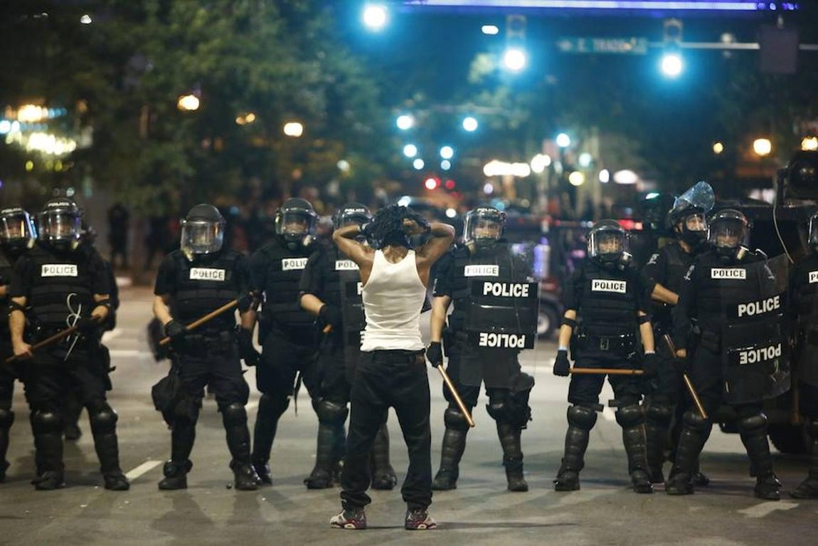 Un hombre negro protesta frente a un cordón policial en Charlotte, en Carolina del Norte. 