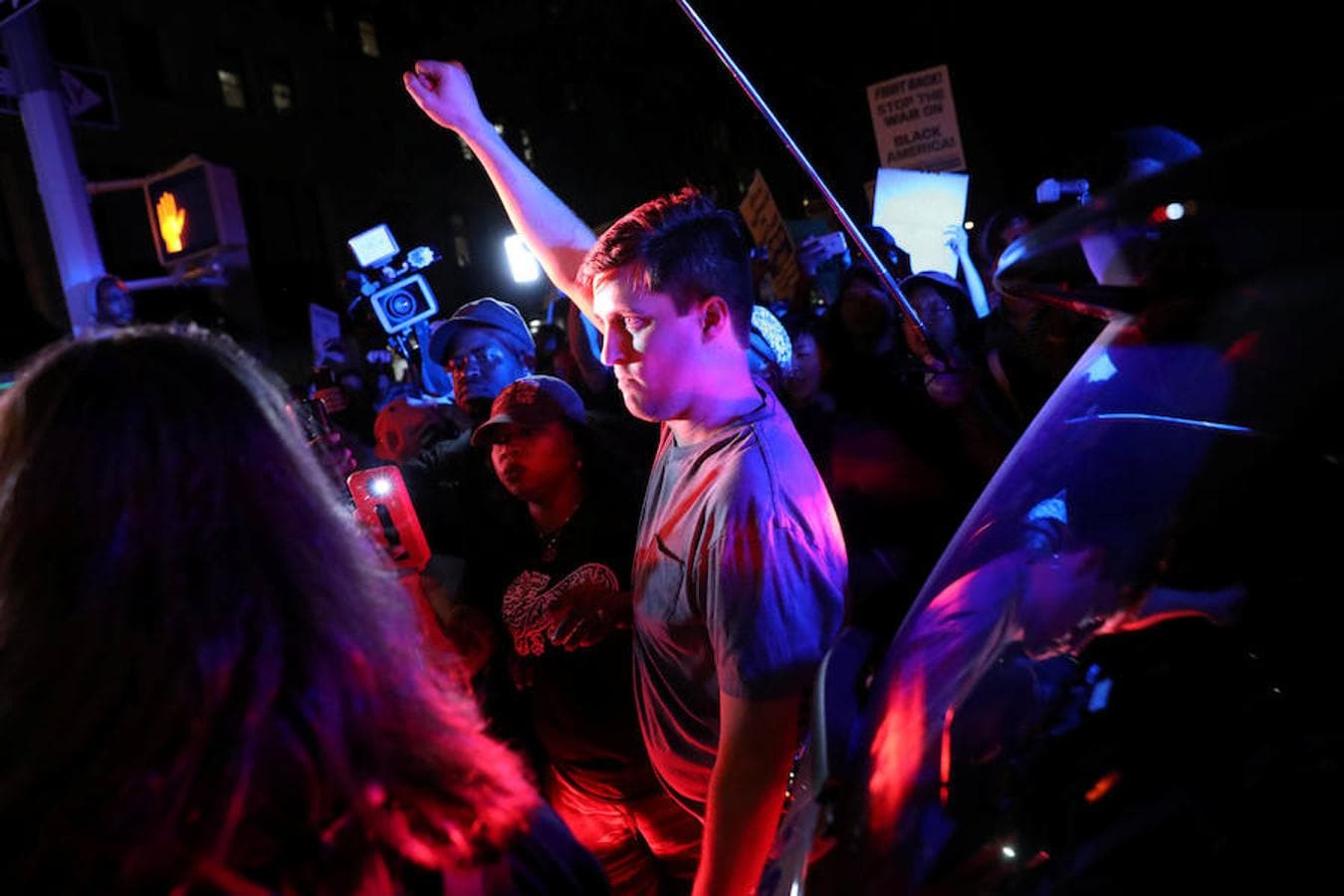 Un hombre alza el puño en señal de protesta