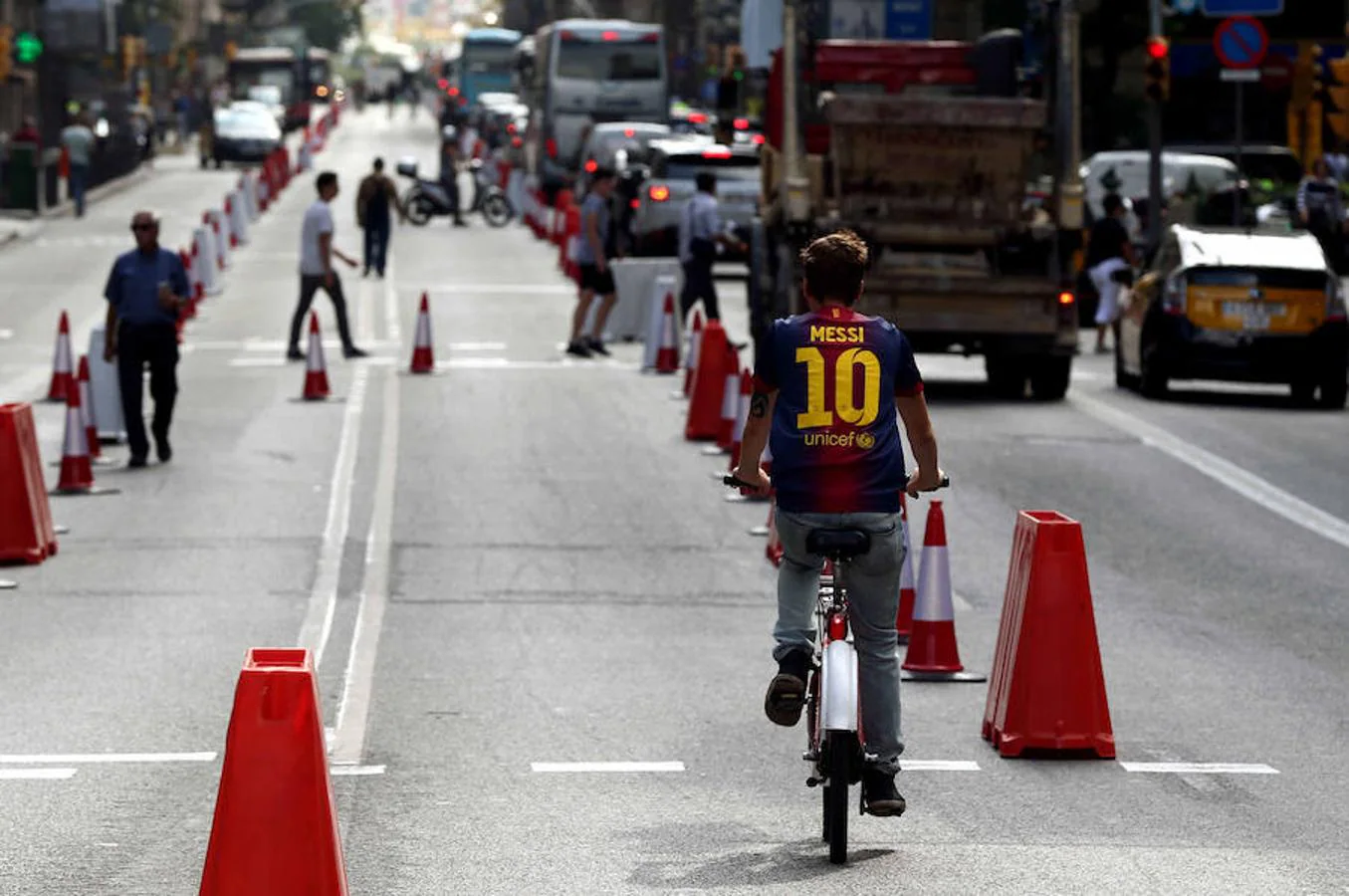 El tráfico de vehículos por la ciudad de Barcelona se ha reducido esta mañana en unos 90.000 desplazamientos de coches privados, lo que representa el 4,3% del tráfico habitual en un día laborable