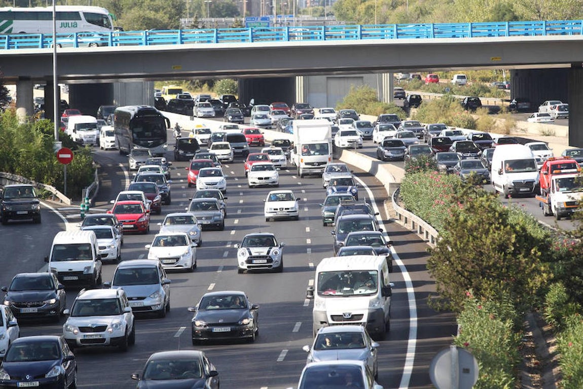 Atascos y retenciones en la m30 a la altura del parque de las avenidas. 