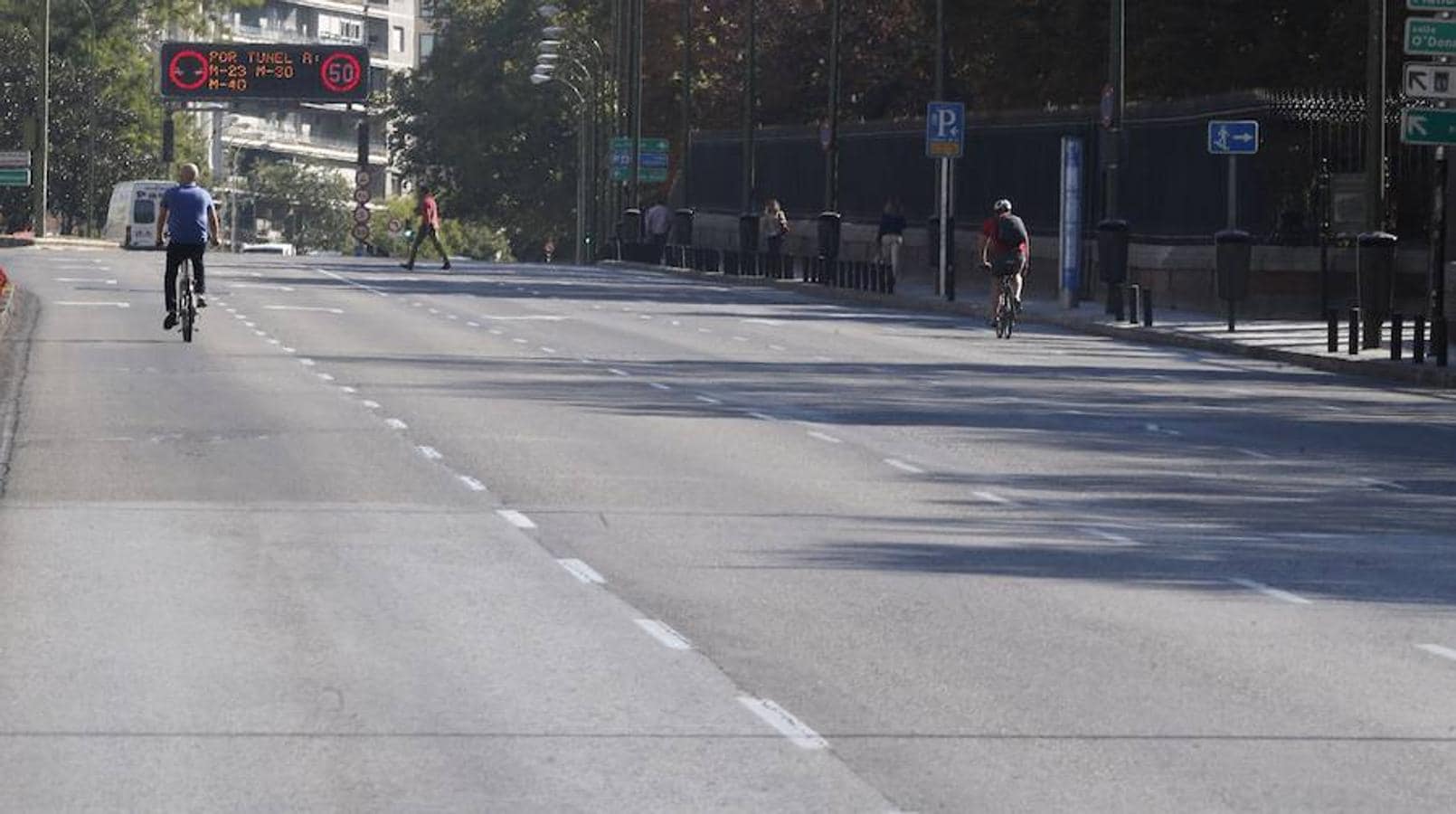 Un ciclista circula por la calle Alcalá de Madrid