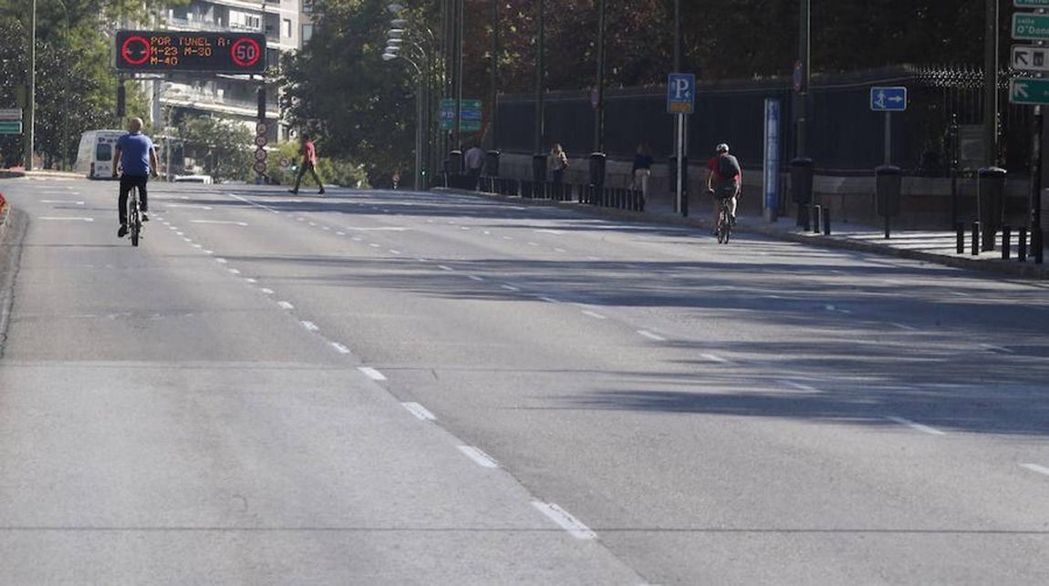 Un ciclista circula por la calle Alcalá de Madrid. 