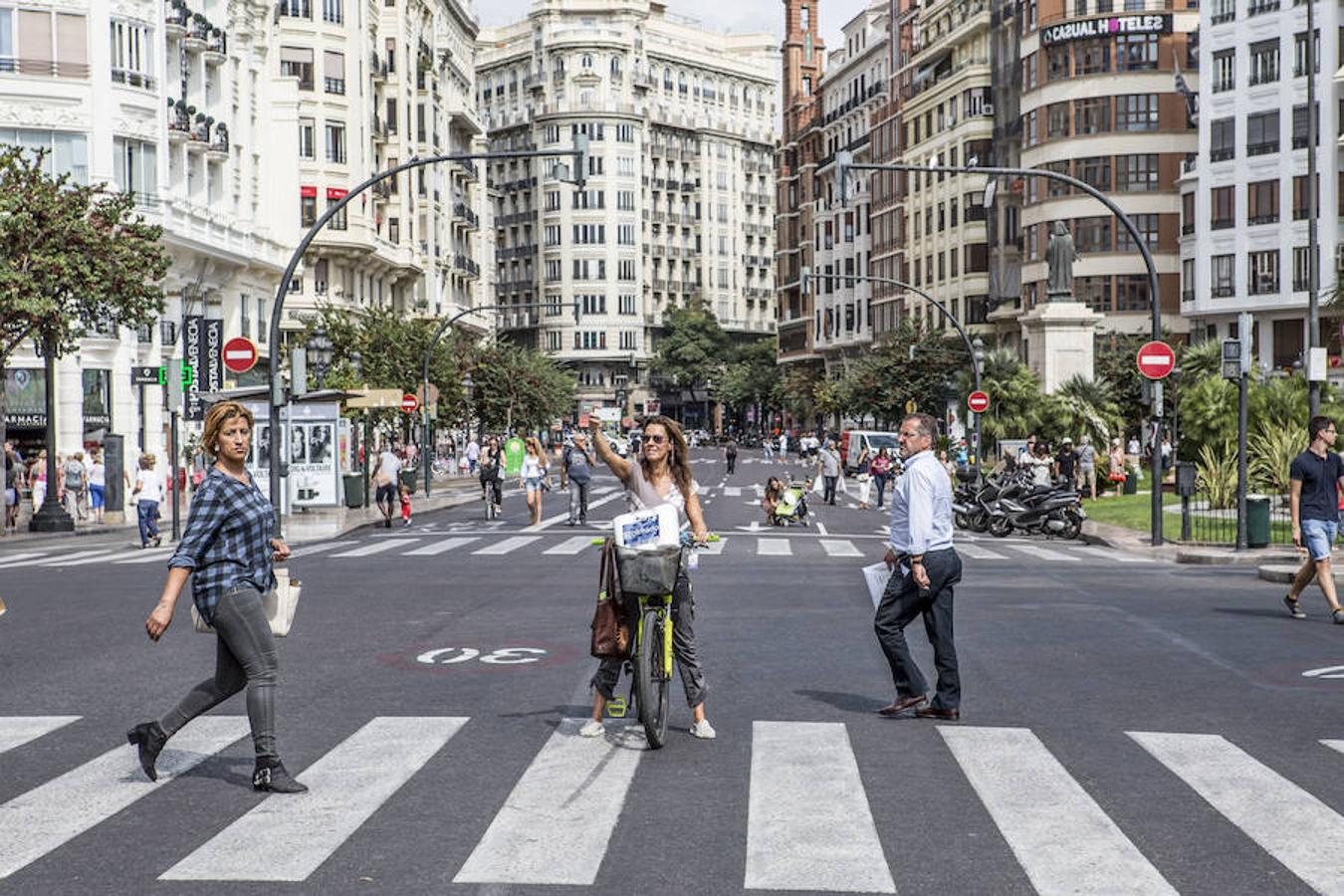 Varias personas disfrutan del «Día sin coches» en la ciudad de Valencia