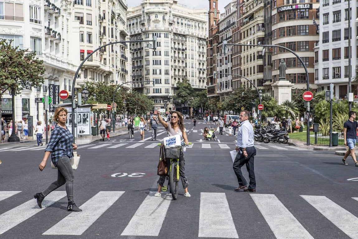 Varias personas disfrutan del «Día sin coches» en la ciudad de Valencia. 