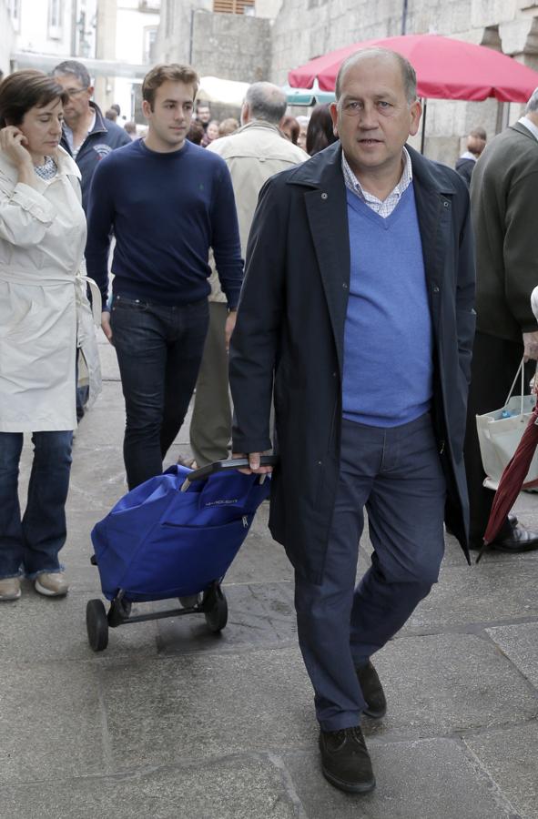 El candidato del PSdG-PSOE a la Presidencia de la Xunta, Joaquín Fernandez Leiceaga, ha visitado en la mañana de la jornada de reflexión la plaza de abastos de Santiago de Compostela para hacer la compra, algo que suele hacer cada sábado.. 
