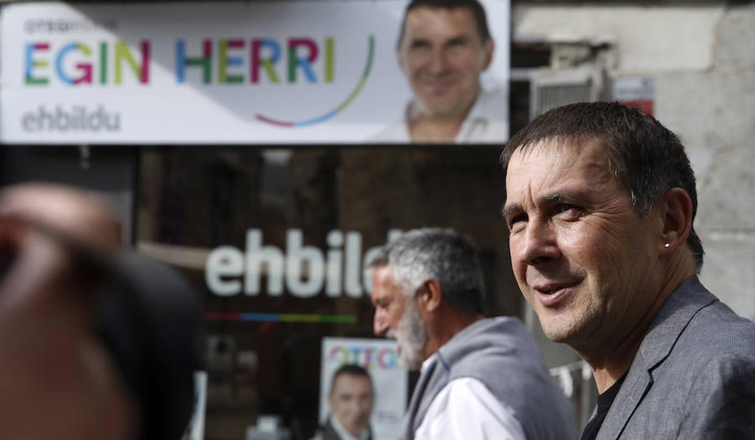 El dirigente de la izquierda abertzale Arnaldo Otegi, tras votar para las elecciones autonómicas vascas.. 