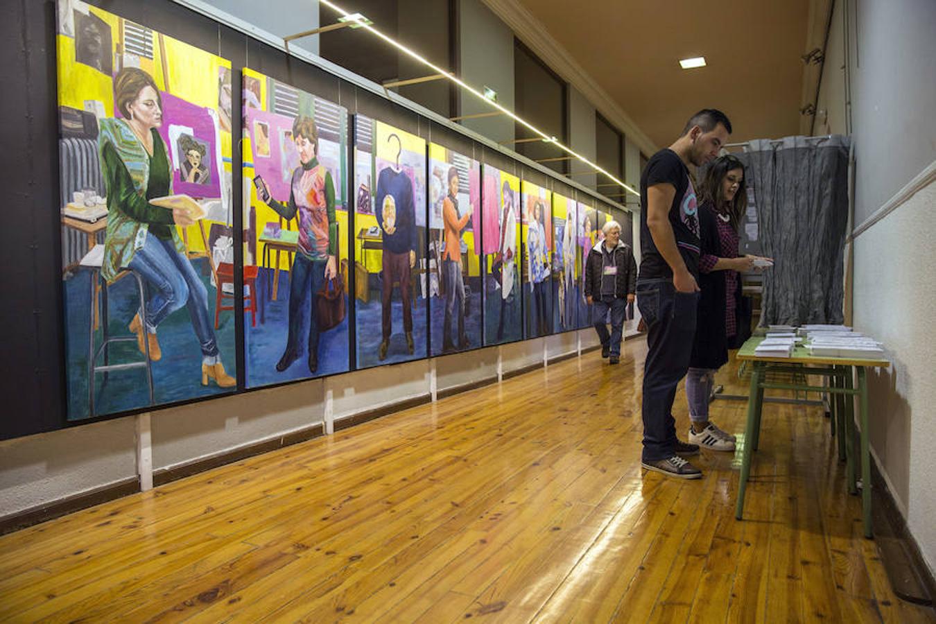 Una pareja escoge su papeleta en el colegio de la Escuela de Artes y Oficios de Vitoria. 