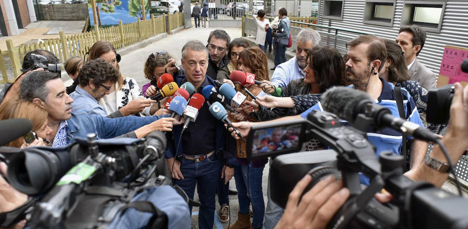 Urkullo, tras votar, dedica unos minutos a los medios de comunicación